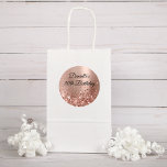 Glittery Roos Gold Foil 50th Birthday Ronde Sticker<br><div class="desc">Creëer je eigen fancy monogram stijlvolle milestone verjaardagsfeestenvelopzegels voor haar. De achtergrond is voorzien van een roos goud en een wazige roze ombre metaal folie digitale kunst. Onderaan is een band van roos goudfaux glitter girale glazen. Pas de tekenkleur, grootte of stijl aan. De luxe sparkles, glitter en folie zullen...</div>