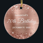 Glittery Roos Gold Foil 70th Birthday Keramisch Ornament<br><div class="desc">Creëer je eigen 70e verjaardagscirkel ornament voor je grootmoeder. U kunt de bloktekst of de kalligrafie- of lettertypestijl aanpassen. De digitale kunstachtergrond is voorzien van een faux roos gold glitter en roos gold blush ombre folie. Op de achterkant, kunt u een familiefoto toevoegen als u zou willen. Meisjes glam mijlpaal...</div>