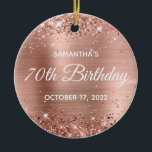 Glittery Roos Gold Foil 70th Birthday Keramisch Ornament<br><div class="desc">Creëer je eigen 70e verjaardagscirkel ornament voor je grootmoeder. U kunt de bloktekst of de kalligrafie- of lettertypestijl aanpassen. De digitale kunstachtergrond is voorzien van een faux roos gold glitter en roos gold blush ombre folie. Op de achterkant, kunt u een familiefoto toevoegen als u zou willen. Meisjes glam mijlpaal...</div>