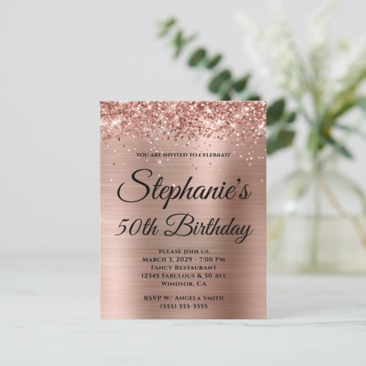 Glittery Roos Goud Fancy Monogram 50e Verjaardag Uitnodiging Briefkaart (Staand voorkant)
