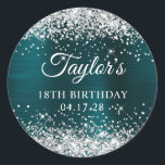 Glittery Silver Dark Turquoise Folie 18th Birthday Ronde Sticker<br><div class="desc">Creëer je eigen 18e verjaardagsfeest bevoordeelt stickers. Meisjes faux sparkly Silver Glitter op de boven- en onderrand, over een faux donkerturquoise blauwgroen braadmetalen folie. Pas de lettertypestijlen aan om uw eigen favoriete sticker te creëer voor haar speciale viering. Een klassieke elegante kalligrafie die met een al petten serif doopvont in...</div>