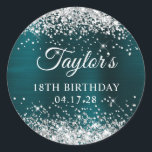 Glittery Silver Dark Turquoise Folie 18th Birthday Ronde Sticker<br><div class="desc">Creëer je eigen 18e verjaardagsfeest bevoordeelt stickers. Meisjes faux sparkly Silver Glitter op de boven- en onderrand, over een faux donkerturquoise blauwgroen braadmetalen folie. Pas de lettertypestijlen aan om uw eigen favoriete sticker te creëer voor haar speciale viering. Een klassieke elegante kalligrafie die met een al petten serif doopvont in...</div>