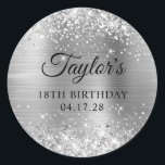 Glittery Silver Foil 18th Birthday Ronde Sticker<br><div class="desc">Creëer je eigen 18e verjaardagsfeest bevoordeelt stickers. Meisjes faux sparkly Silver Glitter op de boven- en onderrand, over een faux zilvergrijze metalen gekleurde metallische folie van de metaal. Pas de lettertypestijlen aan om uw eigen favoriete sticker te creëer voor haar speciale viering. Een klassieke elegante kalligrafie die met een al...</div>