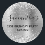 Glittery Silver Foil 21st Birthday Party Ronde Sticker<br><div class="desc">Creëer je eigen 21ste verjaardagsfeest bevoordeelt stickers of envelopzegels. Meisjes faux sparkly Silver Glitter op de boven- en onderrand, over een faux silvery grijs geborsteld metaal folie. Pas de lettertypestijlen aan om uw eigen favoriete sticker te creëer voor haar speciale viering. U kunt de doopvontkleur ook veranderen om uw viering...</div>