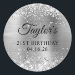 Glittery Silver Foil 21st Birthday Ronde Sticker<br><div class="desc">Creëer je eigen 21ste verjaardagsfeestje is goed voor stickers. Meisjes faux sparkly Silver Glitter op de boven- en onderrand, over een faux silvery grijs geborsteld metaal folie. Pas de lettertypestijlen aan om uw eigen favoriete sticker te creëer voor haar speciale viering. Een klassieke elegante kalligrafie die met een al petten...</div>