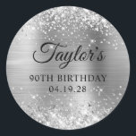 Glittery Silver Foil 90th Birthday Ronde Sticker<br><div class="desc">Creëer je eigen 90ste verjaardagsfeestje is goed voor stickers. Meisjes faux sparkly Silver Glitter op de boven- en onderrand, over een faux roestvrijstalen metallische folie. Pas de lettertypestijlen aan om uw eigen favoriete sticker te creëer voor haar speciale viering. Een klassieke elegante kalligrafie die met een al petten serif doopvont...</div>
