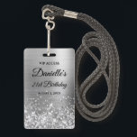 Glittery Silver Foil Modern 21st Birthday Badge<br><div class="desc">Creëer je eigen faux glittery Silver folie stijlvolle mijlpaal 21-jarig viering VIP stijl badge nodigt haar uit. Voeg uw eigen sociale media URL in de QR code sjabloon met ruimte voor tekst zoals de hashtag van uw speciale gebeurtenis toe. Op de achtergrond is een korrelige glazen zilvergrijze ombre folie digitale...</div>