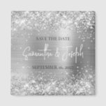 Glittery Silver Foil Wedding Save the Date Magneet<br><div class="desc">Creëer je eigen foto-magneet met de bruid- en bruidenaam en trouwdatum. De achtergrond is voorzien van een artistiek zilveren glitter en een zilvergrijs metalen ombre folie die prints als een foto. Pas de doopvontgrootte aan zoals nodig voor langere of kortere namen.</div>