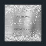 Glittery Silver Foil Wedding Save the Date Magneet<br><div class="desc">Creëer je eigen foto-magneet met de bruid- en bruidenaam en trouwdatum. De achtergrond is voorzien van een artistiek zilveren glitter en een zilvergrijs metalen ombre folie die prints als een foto. Pas de doopvontgrootte aan zoals nodig voor langere of kortere namen.</div>