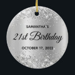 Glittery Silver Shimmer Ombre 21st Birthday Keramisch Ornament<br><div class="desc">Creëer je eigen ornament voor je dochter op de 21ste verjaardag. U kunt de bloktekst of de kalligrafie- of lettertypestijl aanpassen. De digitale kunstachtergrond is voorzien van een faux zilveren glitter en een bleke zilvergrijze, stomere folie. Op de achterkant, kunt u een familiefoto toevoegen als u zou willen. Meisjesmijlpaal verjaardagscadeau...</div>