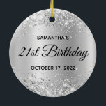 Glittery Silver Shimmer Ombre 21st Birthday Keramisch Ornament<br><div class="desc">Creëer je eigen ornament voor je dochter op de 21ste verjaardag. U kunt de bloktekst of de kalligrafie- of lettertypestijl aanpassen. De digitale kunstachtergrond is voorzien van een faux zilveren glitter en een bleke zilvergrijze, stomere folie. Op de achterkant, kunt u een familiefoto toevoegen als u zou willen. Meisjesmijlpaal verjaardagscadeau...</div>