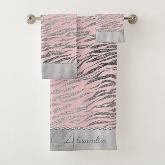 Glittery zilveren zebra print op roze gepersonalis bad handdoek (Insitu)