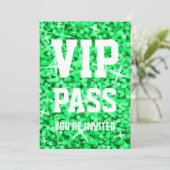 Glitz Green 'VIP PASS'-uitnodiging Kaart (Staand voorkant)