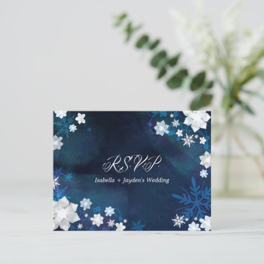 Glitzy Floral Winter Wonderland Bruiloft RSVP Uitnodiging Briefkaart (Staand voorkant)