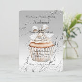 Glitzy Silver White Cupcake Bow Birthday Kaart (Staand voorkant)