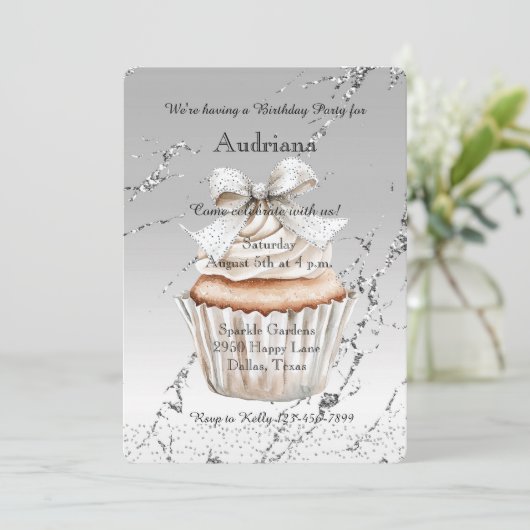 Glitzy Silver White Cupcake Bow Birthday Kaart (Staand voorkant)