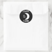 Gloed in de donker ronde sticker (Tas)