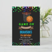 Gloed in de donkere basketbal verjaardagsuitnodigi kaart (Staand voorkant)
