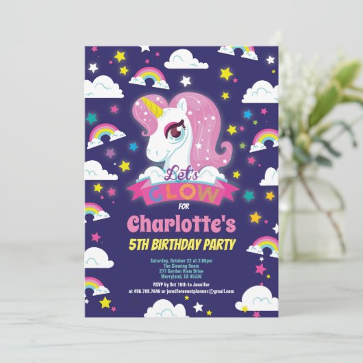 Gloed in de donkere eenduidige verjaardagsuitnodig kaart (Staand voorkant)