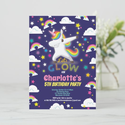 Gloed in de donkere eenhoorn verjaardag regenboog kaart (Staand voorkant)