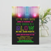 Gloed in de donkere verjaardagsuitnodiging kaart (Staand voorkant)