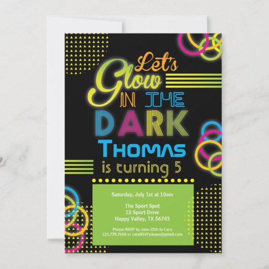 Gloed in de uitnodiging van het donkere verjaardag (Voorkant)