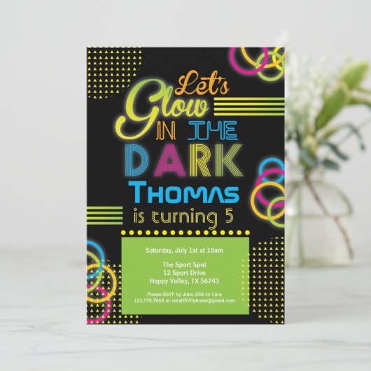 Gloed in de uitnodiging van het donkere verjaardag (Staand voorkant)