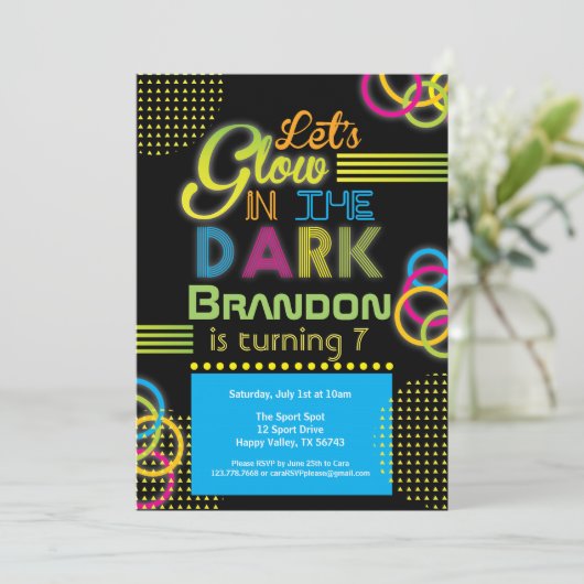 Gloed op het donkere kind verjaardagsfeest kaart (Staand voorkant)