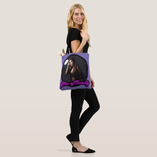 Gloed van schoonheid tote bag (Op model)