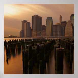 Gloed van zonsondergang tijdens de stormachie in h poster