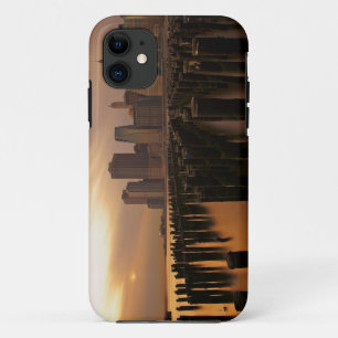 Gloed van zonsondergang tijdens de stormachie over iPhone 11 hoesje