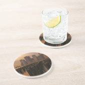 Gloed van zonsondergang tijdens de stormachie over zandsteen onderzetter (Zijkant)