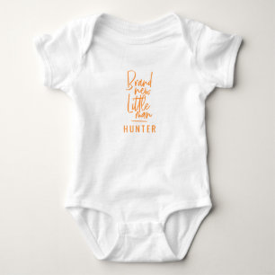 Gloednieuw klein man handgetekende baby boy romper