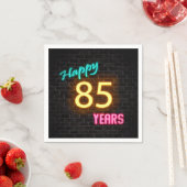 gloeiend neon 85-teken op bakstenen muur servet (Insitu)