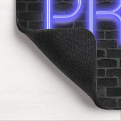 gloeiend neon PRAY-teken op baksteen Muismat (Hoek)