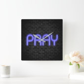 gloeiend neon PRAY-teken op baksteen Vierkante Klok (Huis)