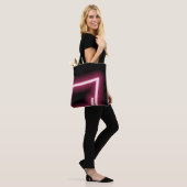 Gloeiend roze effect op zwart tote bag (Op model)