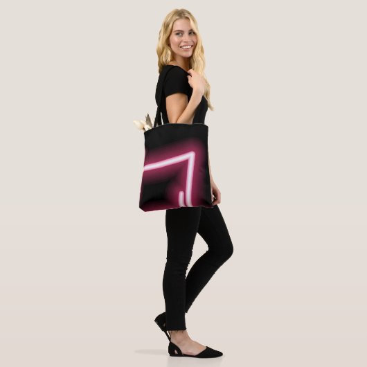 Gloeiend roze effect op zwart tote bag (Op model)