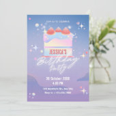 Gloeiende aardbeien taart verjaardag kaart (Staand voorkant)