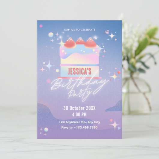 Gloeiende aardbeien taart verjaardag kaart (Staand voorkant)