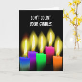 Gloeiende aardekaarsen op zwart kaart (Gele Bloem)