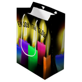 Gloeiende aardekaarsen op zwart medium cadeauzakje
