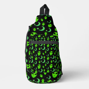 Gloeiende aliens, halve maan en sterren op zwart sling bag