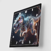 Gloeiende dinosaurus in een donkere omgeving vierkante klok (Hoek)