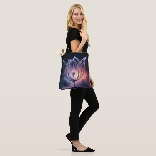 Gloeiende doorschijnende tulp met regendruppels tote bag (Op model)