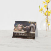 Gloeiende eekhoorn denk aan je Kaart (Gele Bloem)