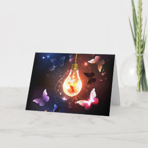 Gloeiende gloeilamp met nachtvlinders