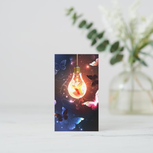 Gloeiende gloeilamp met nachtvlinders aanbevelingskaartje (Staand voorkant)