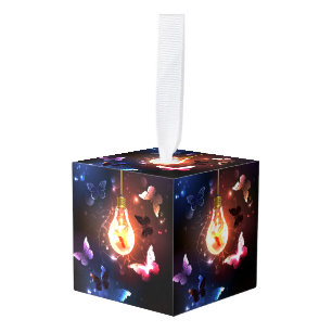 Gloeiende gloeilamp met nachtvlinders decoratie