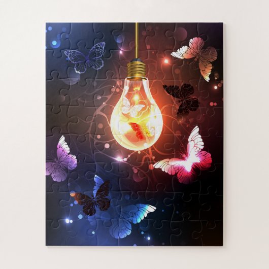 Gloeiende gloeilamp met nachtvlinders legpuzzel (Verticaal)